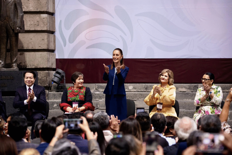 Gobierno federal reconoce al magisterio con aumento salarial y entrega de medallas