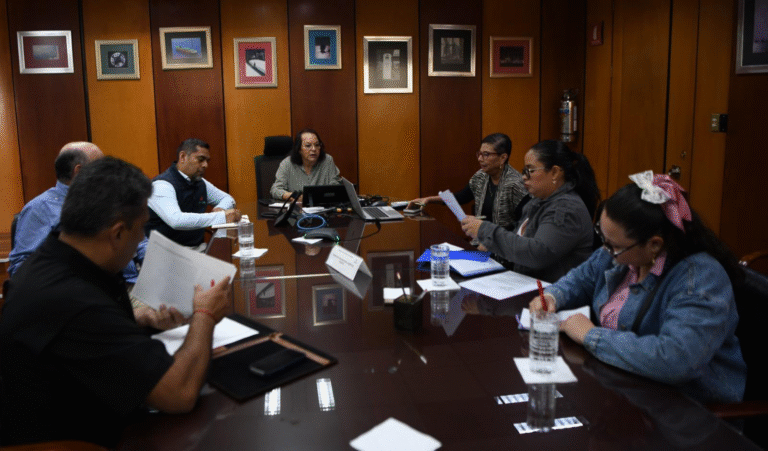 Pemex acuerda diálogo permanente con padres de familia de escuelas en Paraíso
