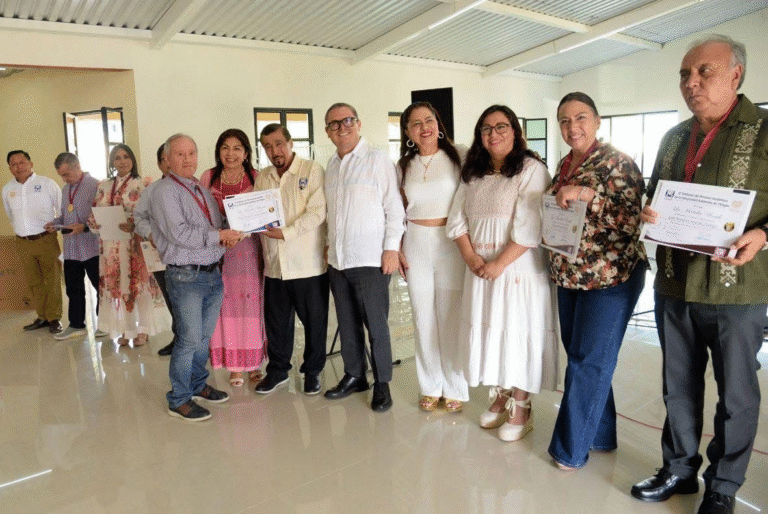 UNACH reconoce trayectoria de docentes con 25 y 30 años de servicio en Tapachula y Comitán