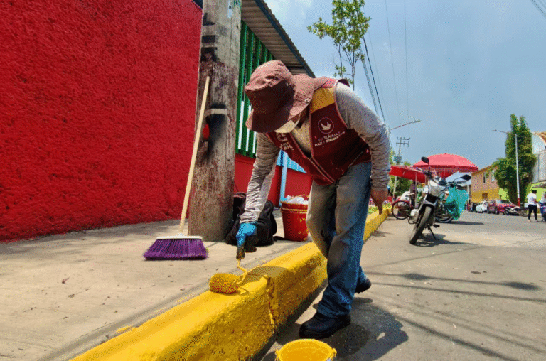 Tláhuac refuerza espacios públicos con balizamiento en inmediaciones del Deportivo de Zapotitlán
