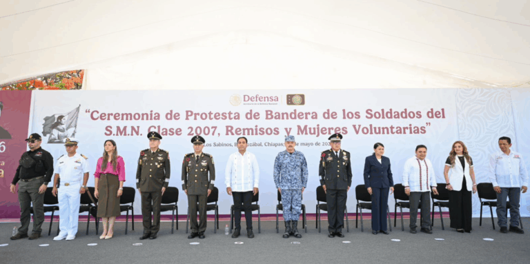 Eduardo Ramírez atestigua Ceremonia de Protesta de Bandera de Soldados del Servicio Militar Nacional