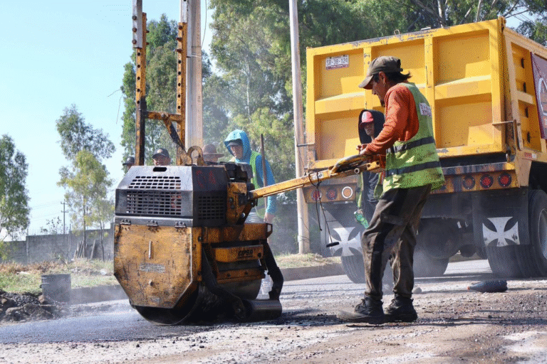 Pepe Chedraui supervisa trabajos de bacheo en San Jerónimo Caleras
