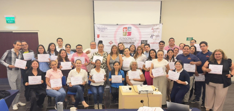 Capacitan a empresarios hoteleros de Xalapa en liderazgo y atención turística