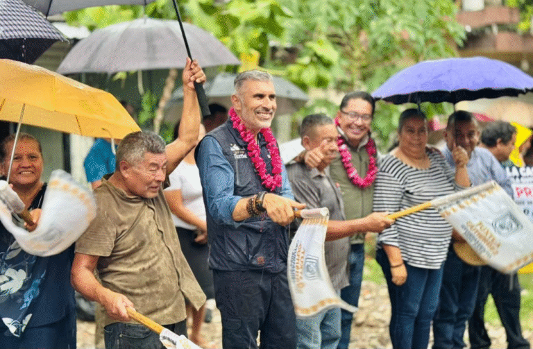 Calles Felices llega a la colonia San Isidro con el presidente Ángel Torres