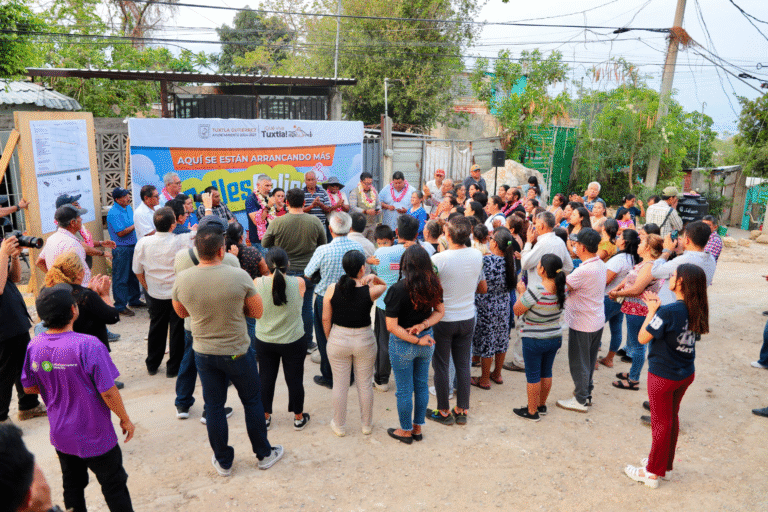 Más de 400 metros de pavimentación inicia Angel Torres en la colonia Diana Laura