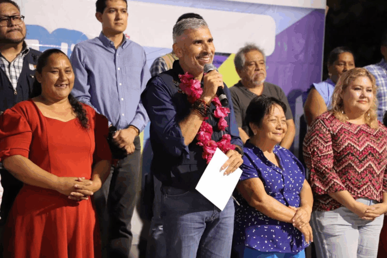 Ángel Torres inaugura una calle más; ahora en Montecristo