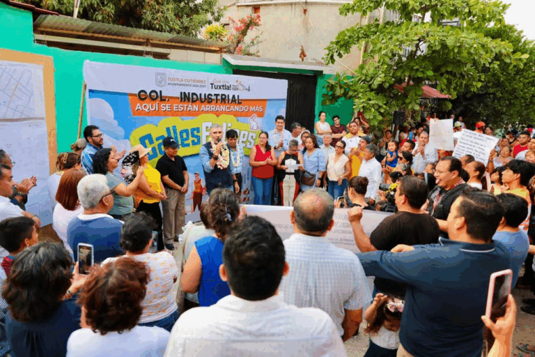 Inicia Ángel Torres trabajos en la Calle Central de la colonia La Industrial