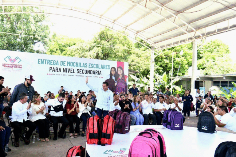 Yamil Melgar se suma a la entrega de mochilas escolares para fortalecer la educación en Tapachula