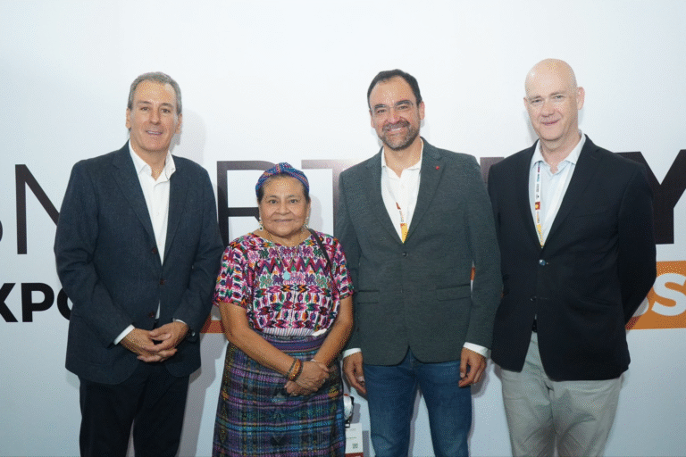 Rigoberta Menchú comparte en Puebla su visión sobre la transformación social