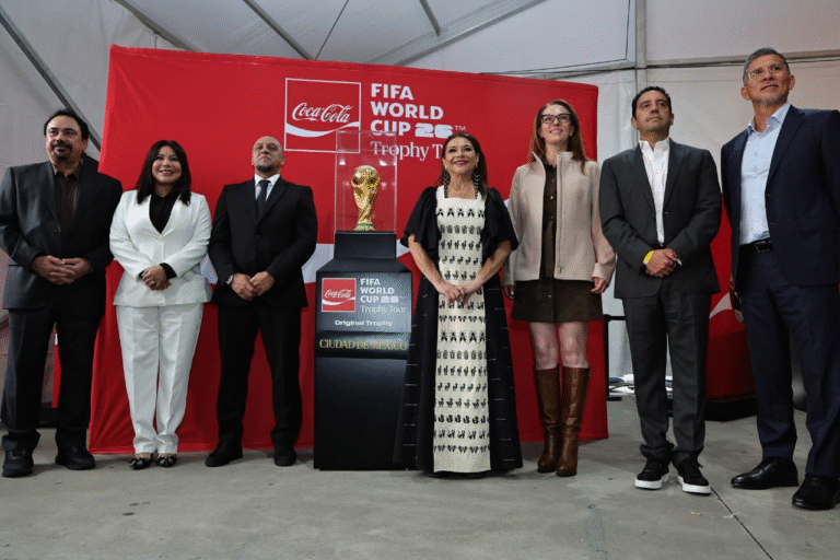 Clara Brugada da la bienvenida al trofeo del Mundial FIFA 2026 en la Ciudad de México