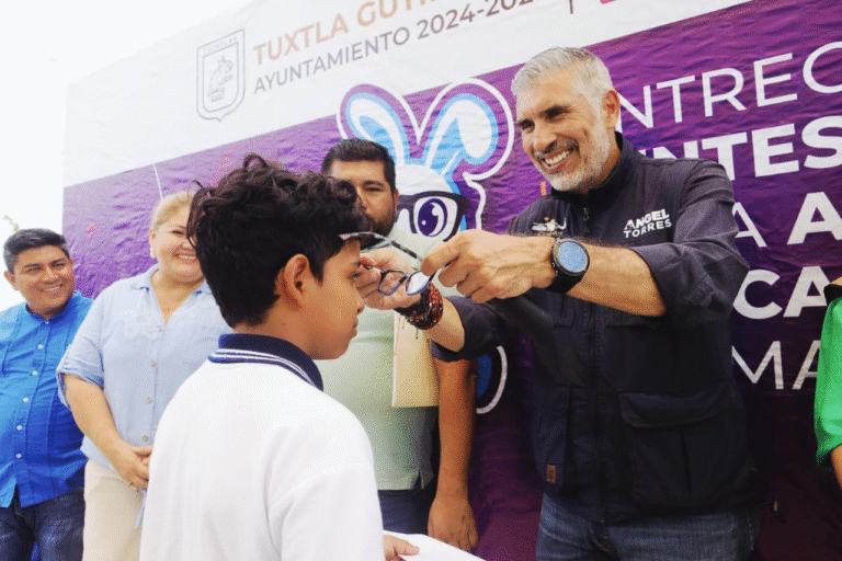 Suman más de 4,600 lentes entregados en beneficio de la niñez tuxtleca: Ángel Torres