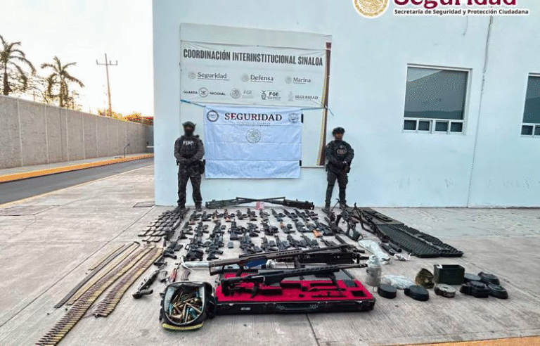 Aseguran arsenal y camioneta abandonada durante operativo en Badiraguato