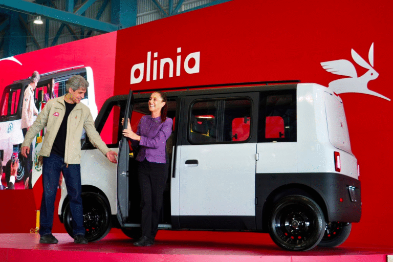 Presenta Claudia Sheinbaum el vehículo eléctrico mexicano Olinia 1; prevén primeras entregas en 2027