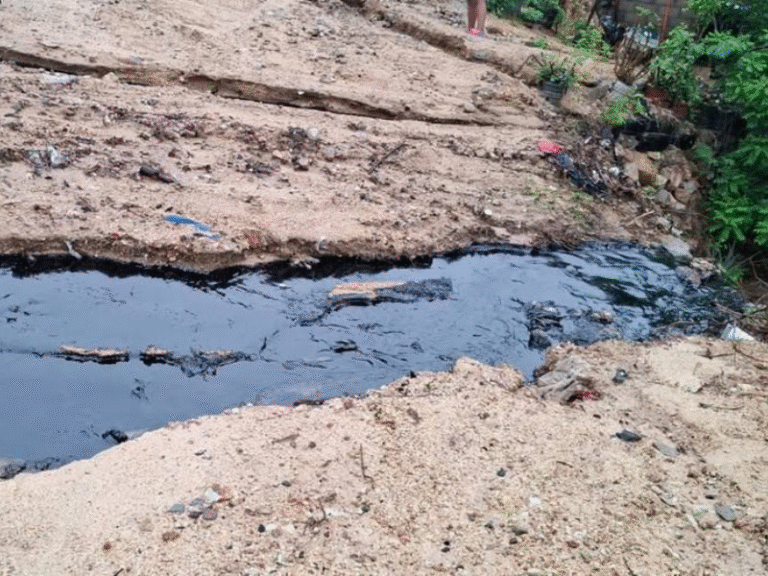 Pemex atiende pérdida de contención en ducto de combustóleo en Salina Cruz, Oaxaca