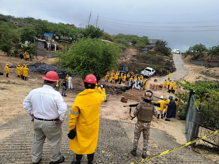 Pemex reporta avances en la atención de incidente por ducto en Salina Cruz