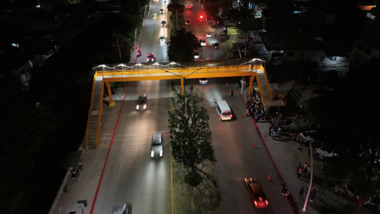 Entrega Ángel Torres puente peatonal en Libramiento Sur, cerca del Parque Patricia