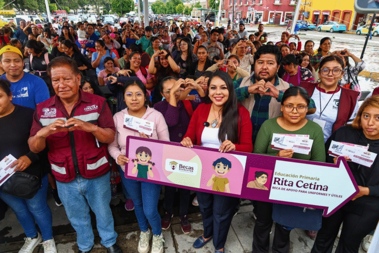 Entregan Becas Rita Cetina a familias de San Pedro Cholula para fortalecer la educación
