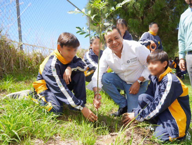 Gobierno de Texmelucan impulsa reforestación con la entrega de 300 árboles al Centro Escolar Rafael Ávila Camacho
