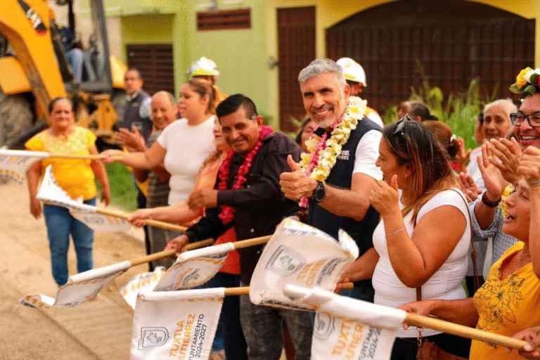 Ángel Torres da banderazo de inicio a más calles en la colonia Gabriel Gutiérrez Zepeda