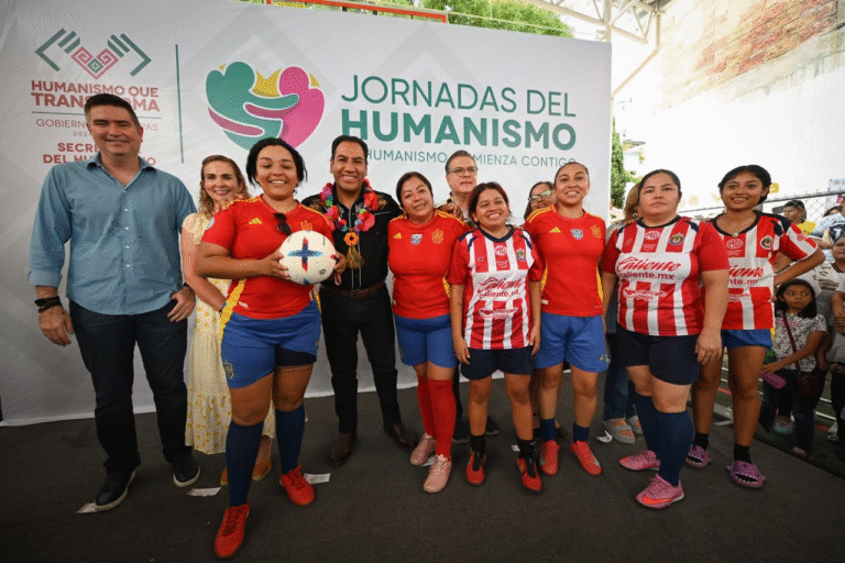 Eduardo Ramírez acerca programas y servicios a familias mediante las Jornadas del Humanismo