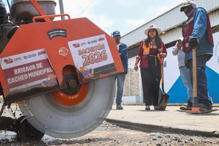 Gobierno de Cholula refuerza programa de bacheo en Santiago Mixquitla