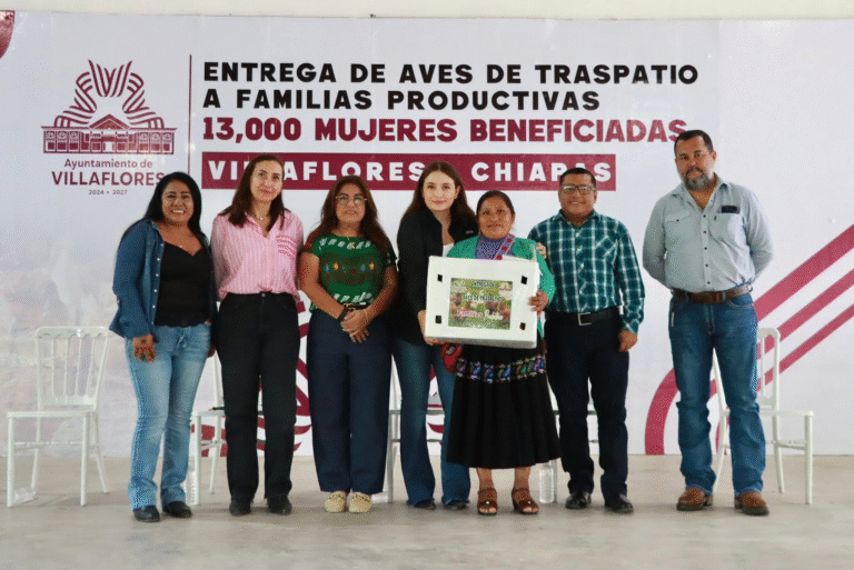Valeria Rosales beneficia a 2 mil 500 mujeres con entrega de aves de traspatio en Villaflores