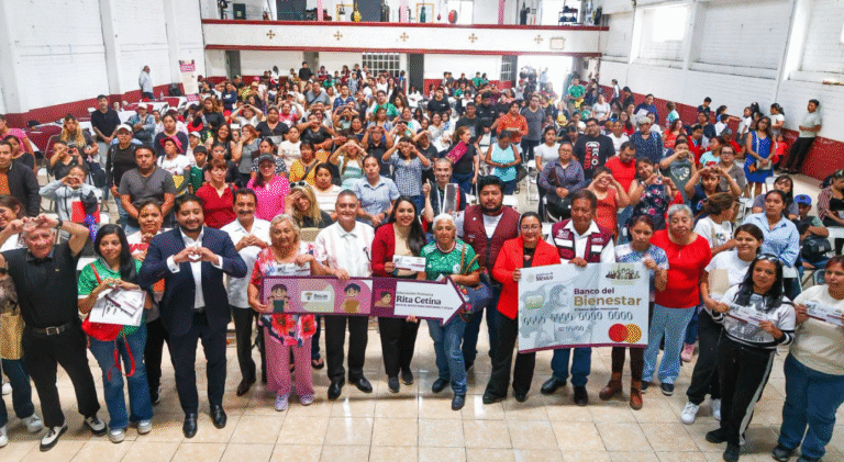 Tonantzin Fernández entrega becas Rita Cetina para fortalecer la educación en Santiago Momoxpan