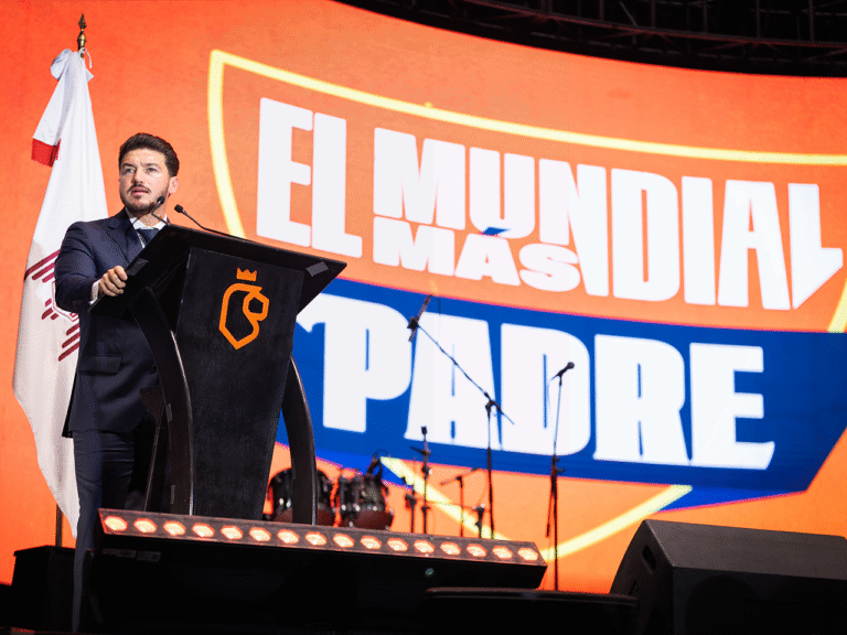 Samuel García y Mariana Rodríguez reconocen a padres de familia del servicio público en Nuevo León