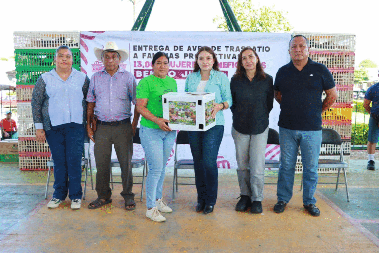 Valeria Rosales impulsa economía familiar con entrega de aves de traspatio en Villaflores