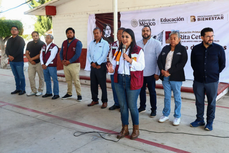 Tonantzin Fernández entrega becas Rita Cetina en San Cristóbal Tepontla para fortalecer la educación en Cholula