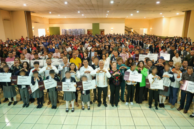 SEP Puebla entrega más de 12 mil becas y equipamiento educativo a estudiantes de alta marginación