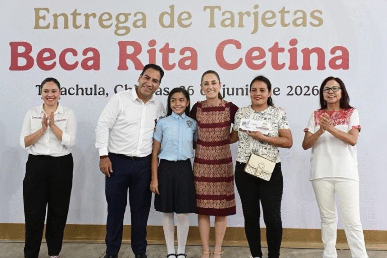 En Tapachula, presidenta Claudia Sheinbaum entrega tarjetas de la Beca Rita Cetina