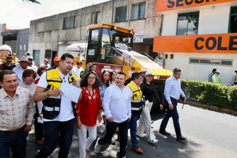 Armenta convoca a vecinos a organizarse para rehabilitar accesos a colonias en Puebla
