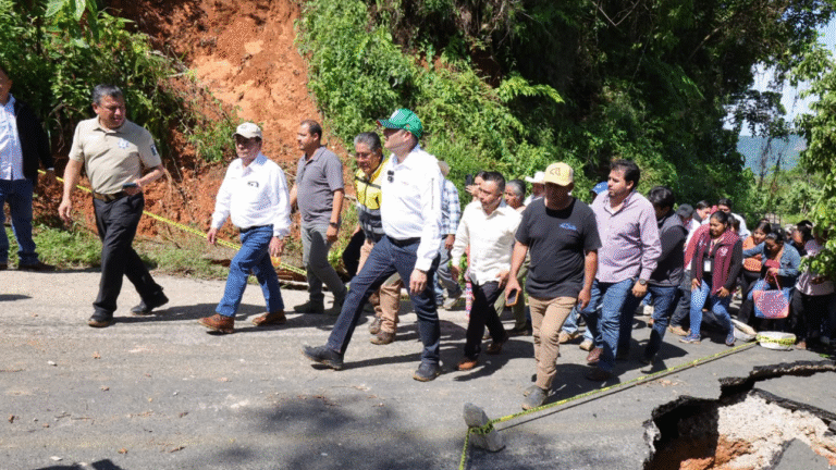 Gobierno de Puebla refuerza atención en la Sierra Negra con maquinaria permanente y apoyos a familias
