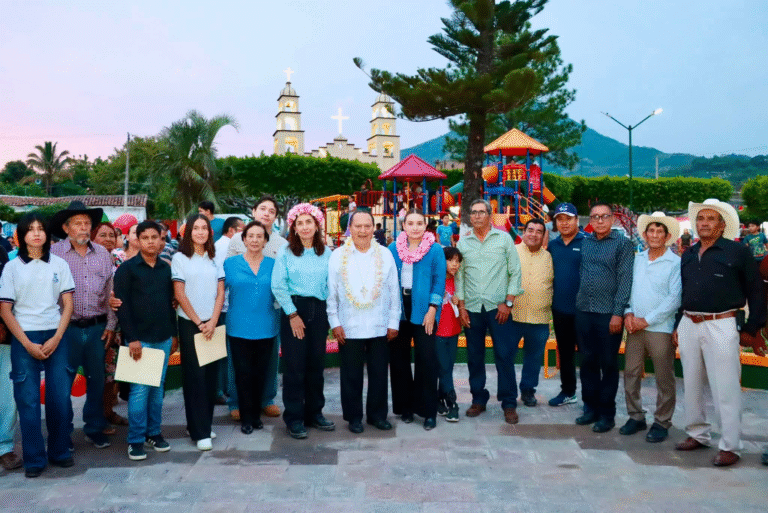 Valeria Rosales entrega renovado parque central en el ejido Cristóbal