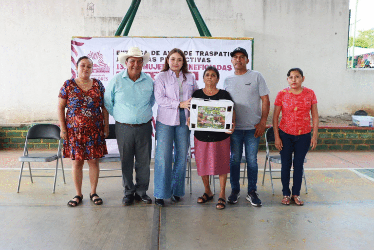 Valeria Rosales impulsa la economía familiar con entrega de aves de traspatio en Villaflores