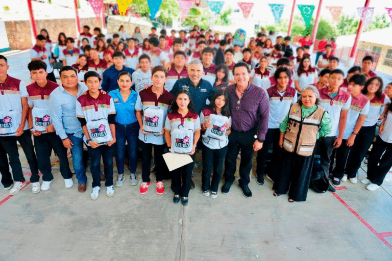 Ángel Torres continúa fortaleciendo la educación media superior