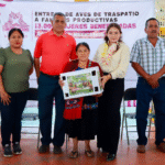 Valeria Rosales entrega mil 300 paquetes de aves de traspatio para fortalecer la economía familiar