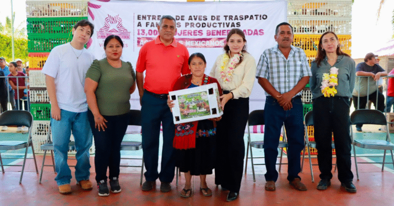 Valeria Rosales entrega mil 300 paquetes de aves de traspatio para fortalecer la economía familiar