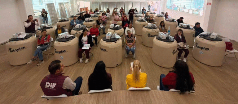 Entregan tinacos y láminas para mejorar viviendas de 40 familias en Cuautitlán Izcalli