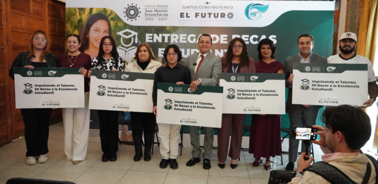 San Martín Texmelucan fortalece la educación con entrega de 150 becas a estudiantes destacados