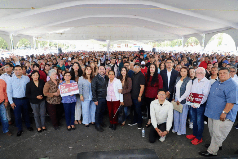 Daniel Serrano entrega tarjetas del programa “Tu Derecho a la Salud” en Cuautitlán Izcalli
