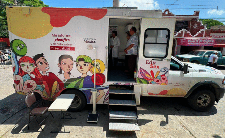 Berriozábal acerca servicios gratuitos de salud sexual y reproductiva con Unidad Móvil EDUSEX
