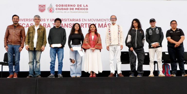 Clara Brugada entrega cerca de 20 mil becas a universitarios y anuncia ampliación del programa en la Ciudad de México
