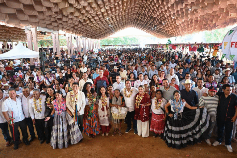 Eduardo Ramírez y Salomón Jara celebran la hermandad de Chiapas y Oaxaca en La Guelaguetza