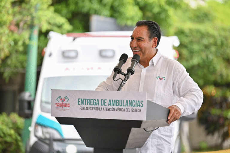 Eduardo Ramírez fortalece la atención médica del Isstech con la entrega de ambulancias