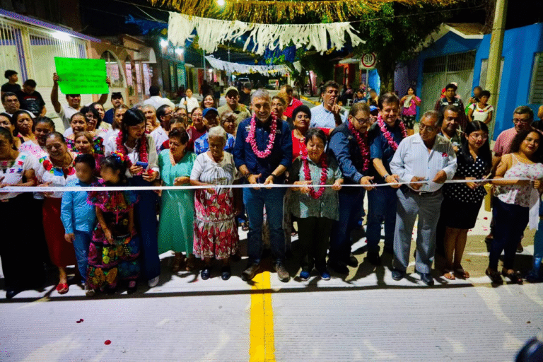 Inaugura Ángel Torres una calle más en la colonia Adonahí