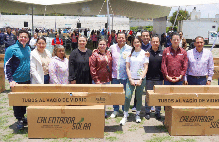 Texmelucan impulsa bienestar y sustentabilidad; entrega 120 calentadores solares a familias