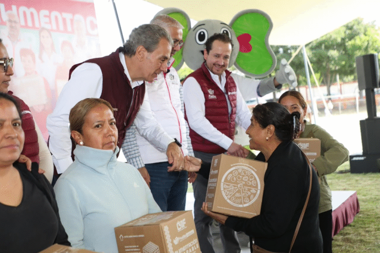 Pepe Chedraui entrega más de 4 mil despensas a familias de San Baltazar Tetela