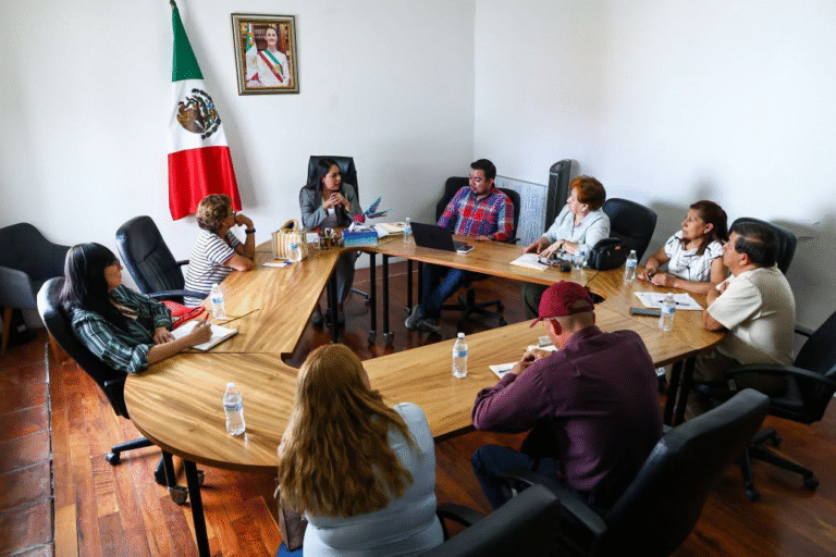 Tonantzin Fernández fortalece diálogo con habitantes de Momoxpan